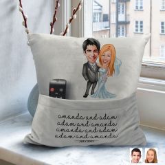 BK Gift Kişiye Özel Evleniyoruz Karikatür Tasarımlı Organizer Kumanda ve Atıştırmalık Cepli Gri Kırlent Yastık-5 Arkadaşa Hediye, Cepli Yastık