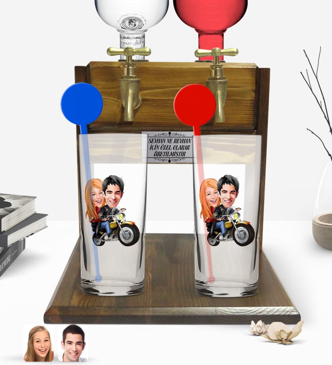 Kişiye Özel Renkli Baskılı Sevgililer Karikatürlü İkili Vodka Bardağı ve Çift Musluklu Doğal Ahşap Vodka Standı-17