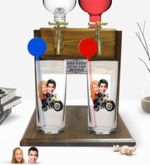 Kişiye Özel Renkli Baskılı Sevgililer Karikatürlü İkili Vodka Bardağı ve Çift Musluklu Doğal Ahşap Vodka Standı-17