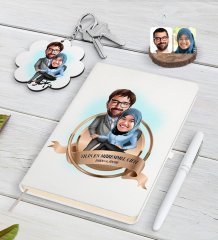 Kişiye Özel Yılın En Mükemmel Çifti Karikatürlü Beyaz Defter Kalem ve Anahtarlık Hediye Seti-59