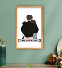 BK Gift Kişiye Özel Sarılan Sevgili Tasarımlı Ahşap Çerçeveli Tablo-1 40x25cm, Sevgililer Günü, Sevgiliye Hediye