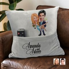 BK Gift Kişiye Özel Evleniyoruz Karikatür Tasarımlı Organizer Kumanda ve Atıştırmalık Cepli Gri Kırlent Yastık-4 Arkadaşa Hediye, Cepli Yastık