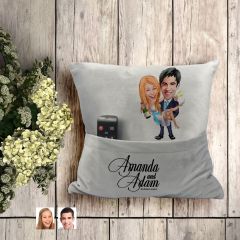 BK Gift Kişiye Özel Evleniyoruz Karikatür Tasarımlı Organizer Kumanda ve Atıştırmalık Cepli Gri Kırlent Yastık-4 Arkadaşa Hediye, Cepli Yastık