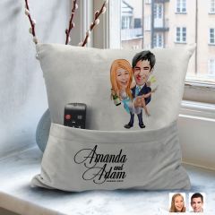 BK Gift Kişiye Özel Evleniyoruz Karikatür Tasarımlı Organizer Kumanda ve Atıştırmalık Cepli Gri Kırlent Yastık-4 Arkadaşa Hediye, Cepli Yastık