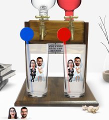 Kişiye Özel Renkli Baskılı Sevgililer Karikatürlü İkili Vodka Bardağı ve Çift Musluklu Doğal Ahşap Vodka Standı-16