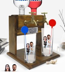 Kişiye Özel Renkli Baskılı Sevgililer Karikatürlü İkili Vodka Bardağı ve Çift Musluklu Doğal Ahşap Vodka Standı-16