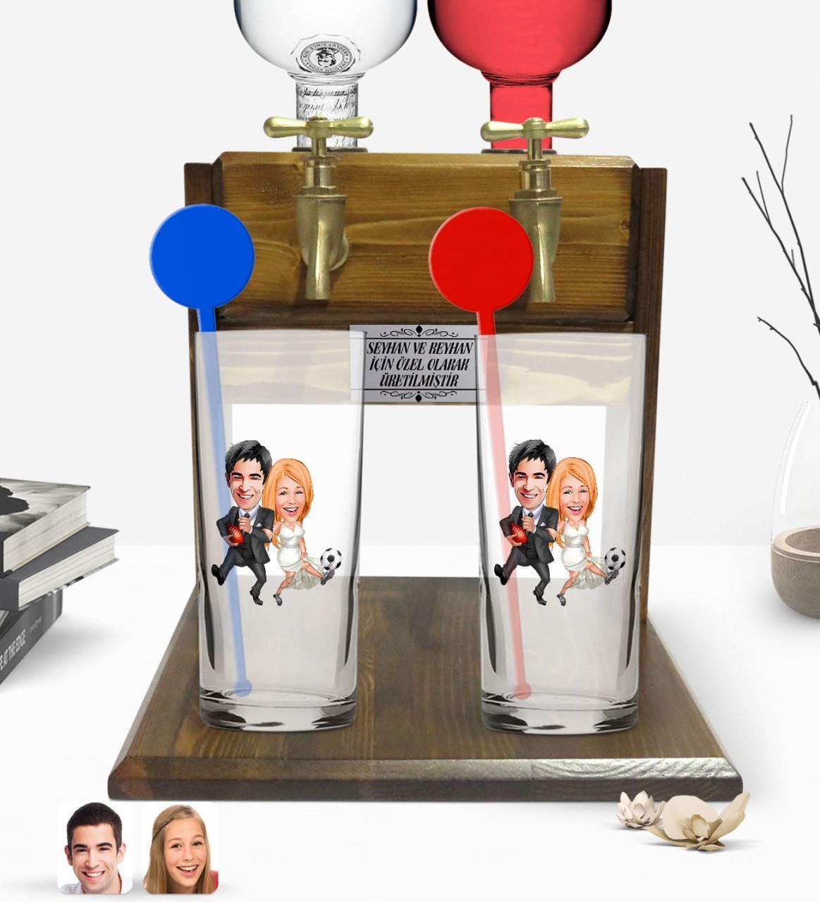 Kişiye Özel Renkli Baskılı Sevgililer Karikatürlü İkili Vodka Bardağı ve Çift Musluklu Doğal Ahşap Vodka Standı-15
