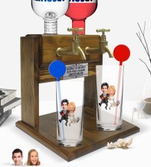 Kişiye Özel Renkli Baskılı Sevgililer Karikatürlü İkili Vodka Bardağı ve Çift Musluklu Doğal Ahşap Vodka Standı-15