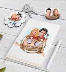 Kişiye Özel Yılın En Mükemmel Çifti Karikatürlü Beyaz Defter Kalem ve Anahtarlık Hediye Seti-57