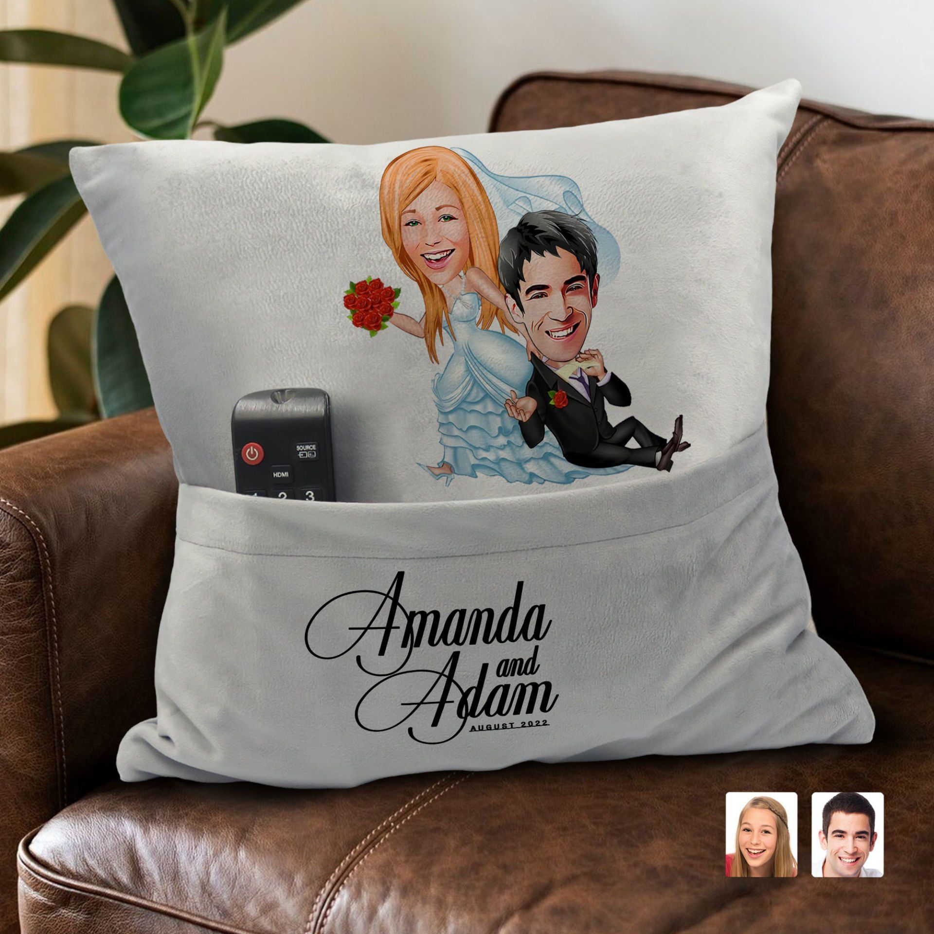 BK Gift Kişiye Özel Evleniyoruz Karikatür Tasarımlı Organizer Kumanda ve Atıştırmalık Cepli Gri Kırlent Yastık-2 Arkadaşa Hediye, Cepli Yastık