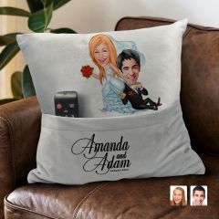 BK Gift Kişiye Özel Evleniyoruz Karikatür Tasarımlı Organizer Kumanda ve Atıştırmalık Cepli Gri Kırlent Yastık-2 Arkadaşa Hediye, Cepli Yastık