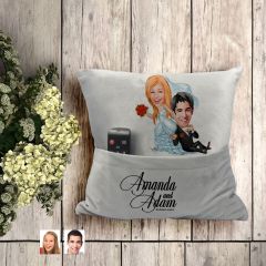 BK Gift Kişiye Özel Evleniyoruz Karikatür Tasarımlı Organizer Kumanda ve Atıştırmalık Cepli Gri Kırlent Yastık-2 Arkadaşa Hediye, Cepli Yastık
