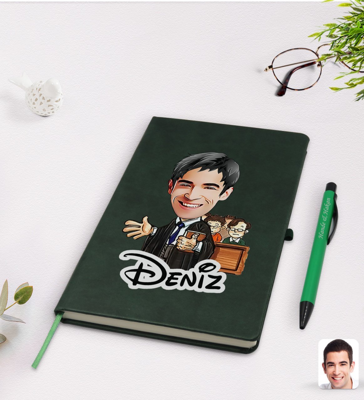 Kişiye Özel Erkek Avukat Karikatürlü Yeşil Termo Deri Defter Kalem Seti Model 2
