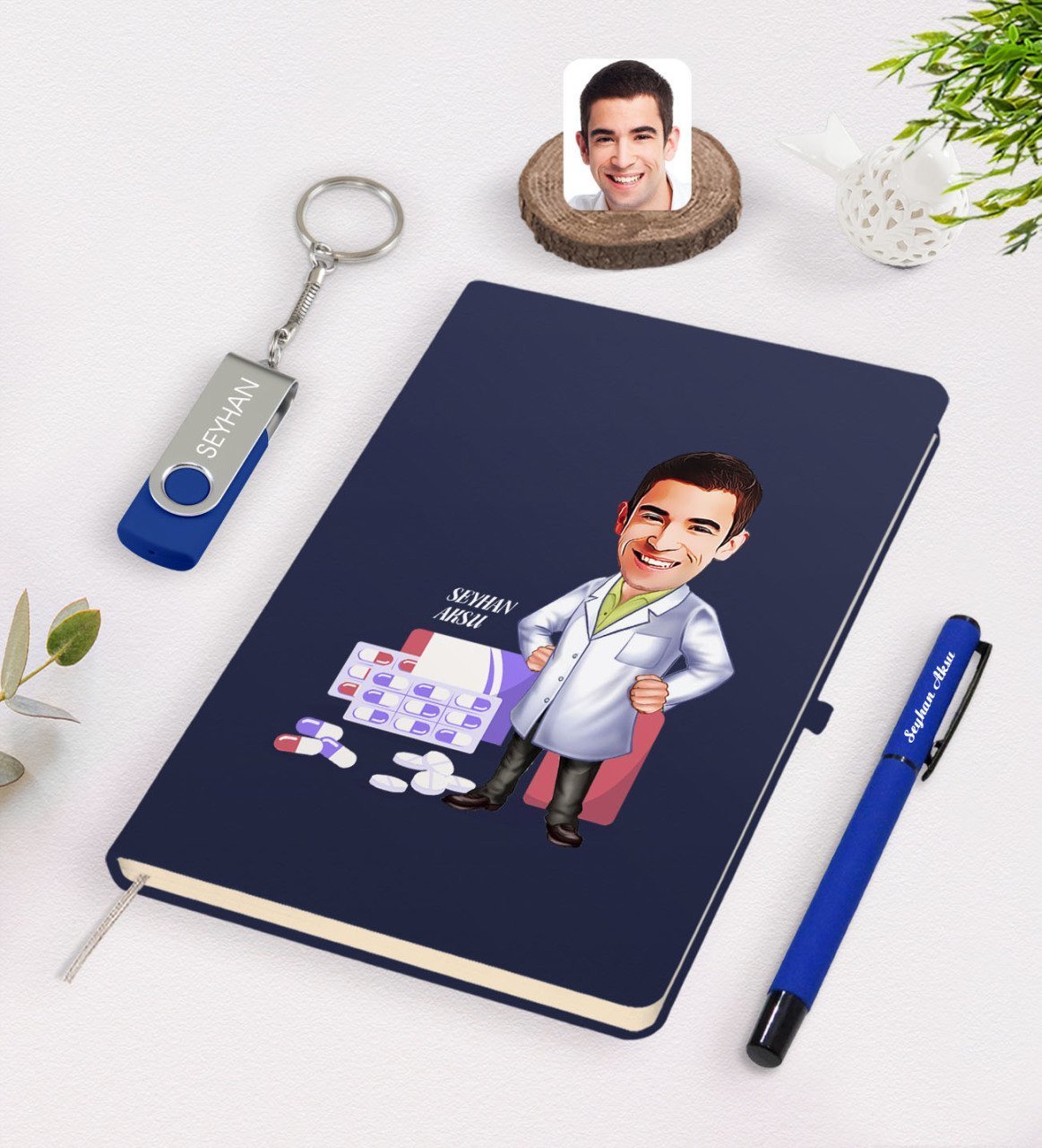 Kişiye Özel Erkek Eczacı Karikatürlü Lacivert Defter Kalem 32gb USB Bellek Hediye Seti-3