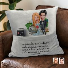 BK Gift Kişiye Özel Evleniyoruz Karikatür Tasarımlı Organizer Kumanda ve Atıştırmalık Cepli Gri Kırlent Yastık-1 Arkadaşa Hediye, Cepli Yastık