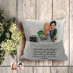 BK Gift Kişiye Özel Evleniyoruz Karikatür Tasarımlı Organizer Kumanda ve Atıştırmalık Cepli Gri Kırlent Yastık-1 Arkadaşa Hediye, Cepli Yastık