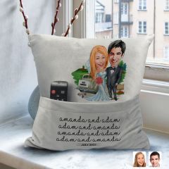 BK Gift Kişiye Özel Evleniyoruz Karikatür Tasarımlı Organizer Kumanda ve Atıştırmalık Cepli Gri Kırlent Yastık-1 Arkadaşa Hediye, Cepli Yastık