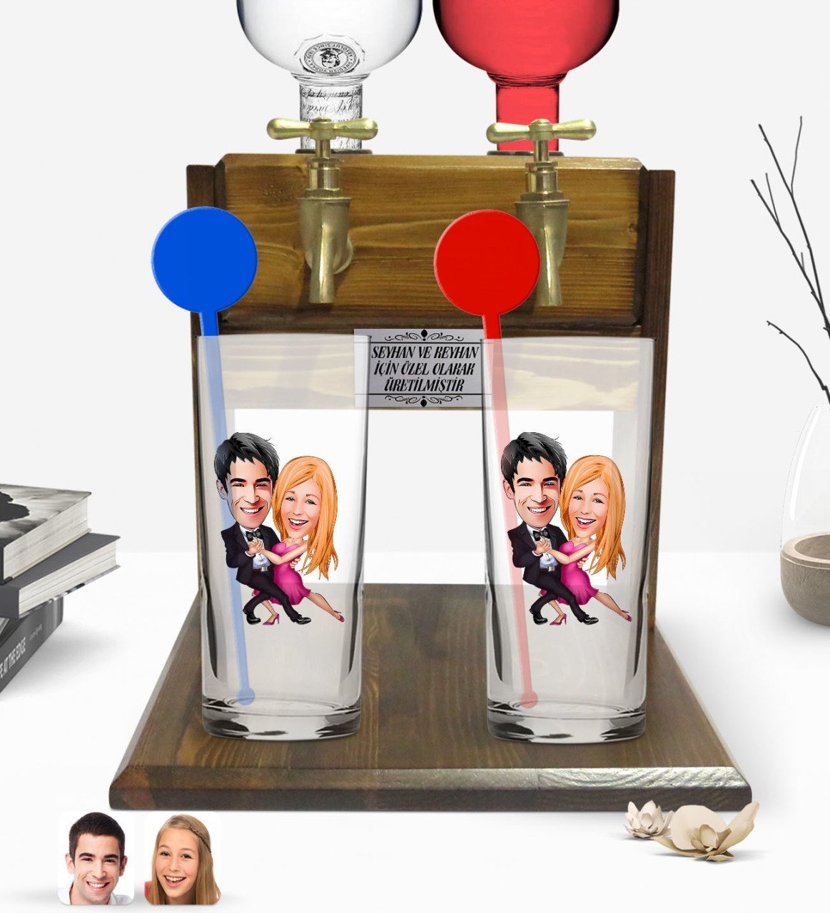 Kişiye Özel Renkli Baskılı Sevgililer Karikatürlü İkili Vodka Bardağı ve Çift Musluklu Doğal Ahşap Vodka Standı-13