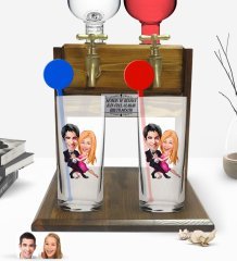 Kişiye Özel Renkli Baskılı Sevgililer Karikatürlü İkili Vodka Bardağı ve Çift Musluklu Doğal Ahşap Vodka Standı-13