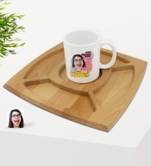 Kişiye Özel Kadınlar Günü Karikatürlü Beyaz Kupa ve Doğal Masif Ahşap 4 Bölmeli Sunum Tabağı Çerezlik Hediye Seti-2