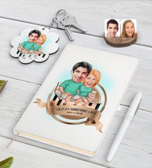 Kişiye Özel Yılın En Mükemmel Çifti Karikatürlü Beyaz Defter Kalem ve Anahtarlık Hediye Seti-55