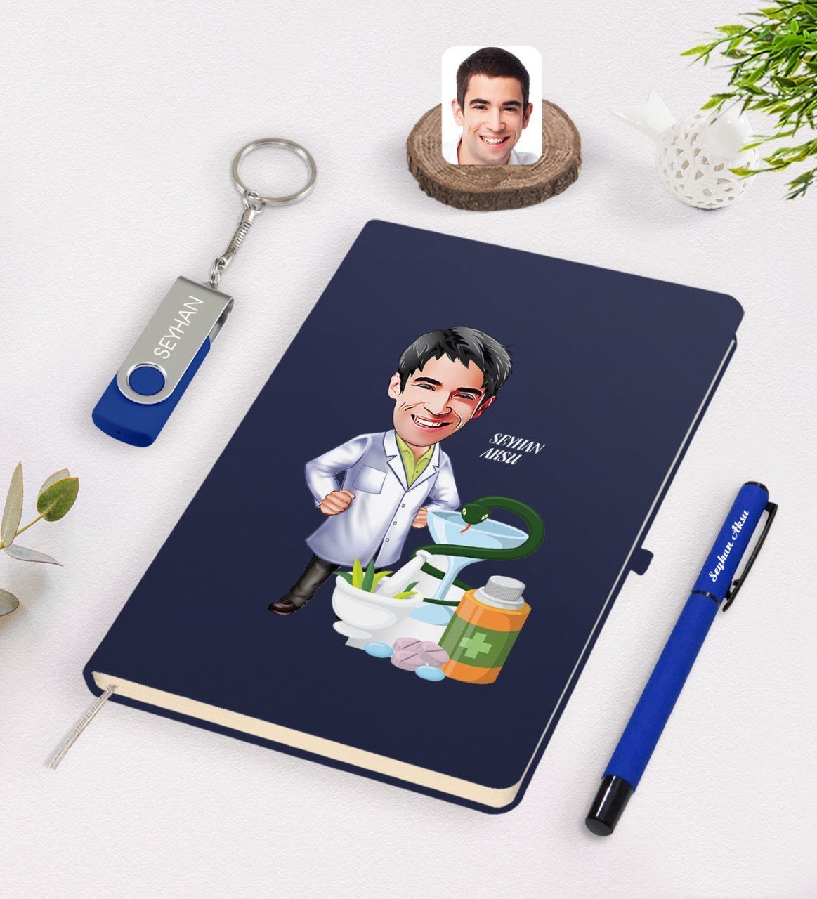 Kişiye Özel Erkek Eczacı Karikatürlü Lacivert Defter Kalem 32gb USB Bellek Hediye Seti-2