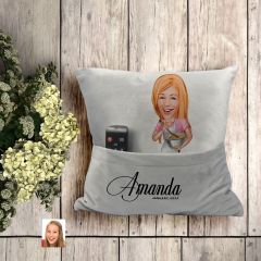 BK Gift Kişiye Özel Ev Hanımı Karikatür Tasarımlı Organizer Kumanda ve Atıştırmalık Cepli Gri Kırlent Yastık-5 Arkadaşa Hediye, Cepli Yastık