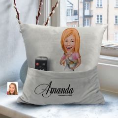 BK Gift Kişiye Özel Ev Hanımı Karikatür Tasarımlı Organizer Kumanda ve Atıştırmalık Cepli Gri Kırlent Yastık-5 Arkadaşa Hediye, Cepli Yastık
