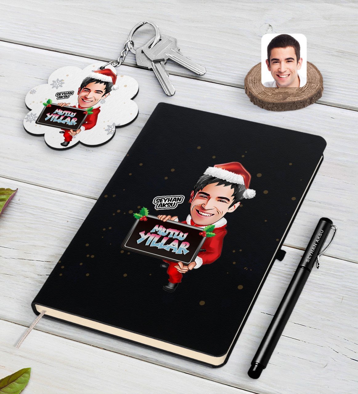 Kişiye Özel Erkek Yeni Yıl Karikatürlü Siyah Defter Kalem ve Anahtarlık Hediye Seti-1