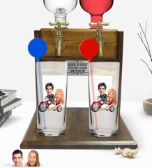 Kişiye Özel Renkli Baskılı Sevgililer Karikatürlü İkili Vodka Bardağı ve Çift Musluklu Doğal Ahşap Vodka Standı-12