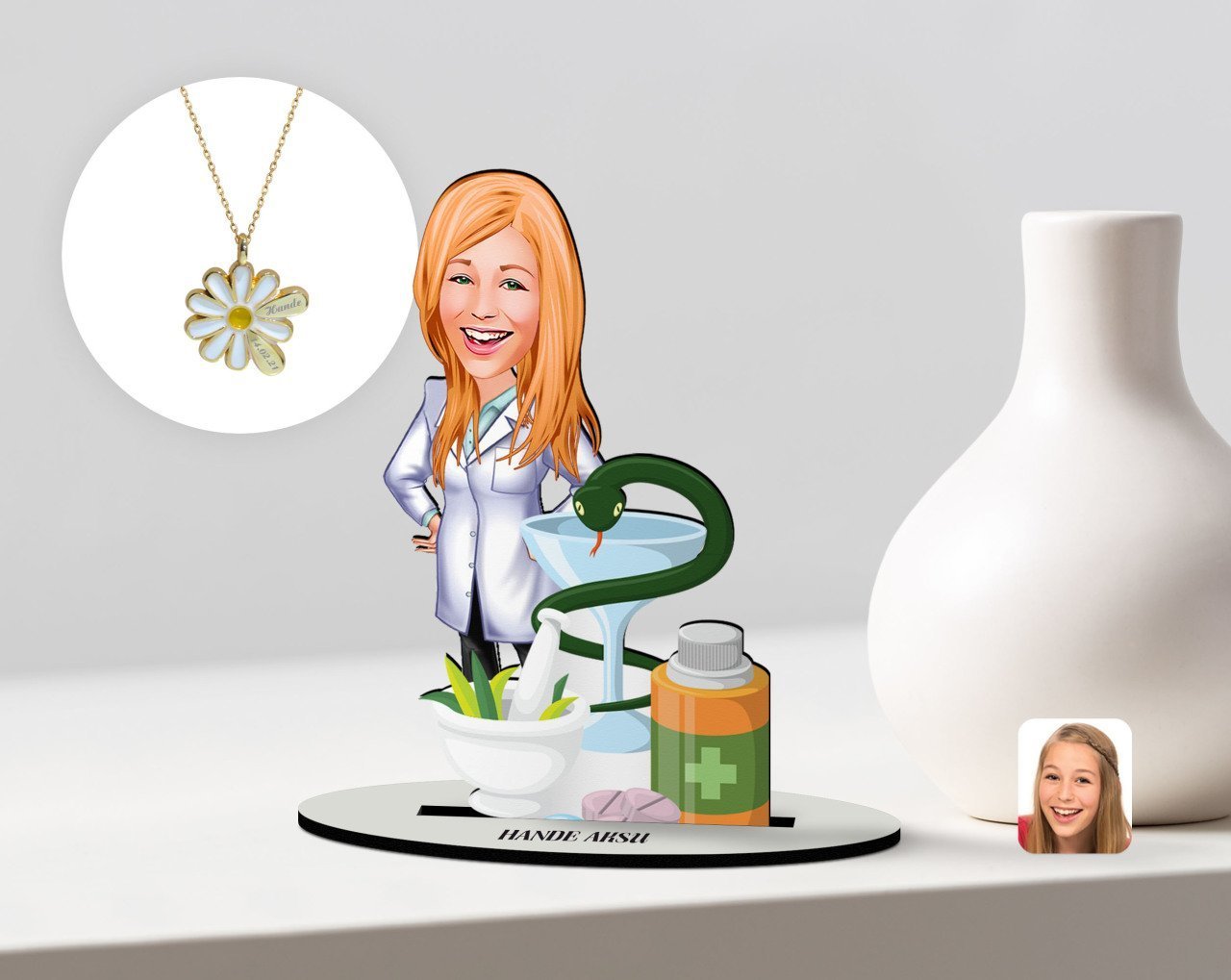 Kişiye Özel Kadın Eczacı Karikatürlü 3D Ahşap Biblo ve İsimli Tarihli Papatya Kolye Seti-2
