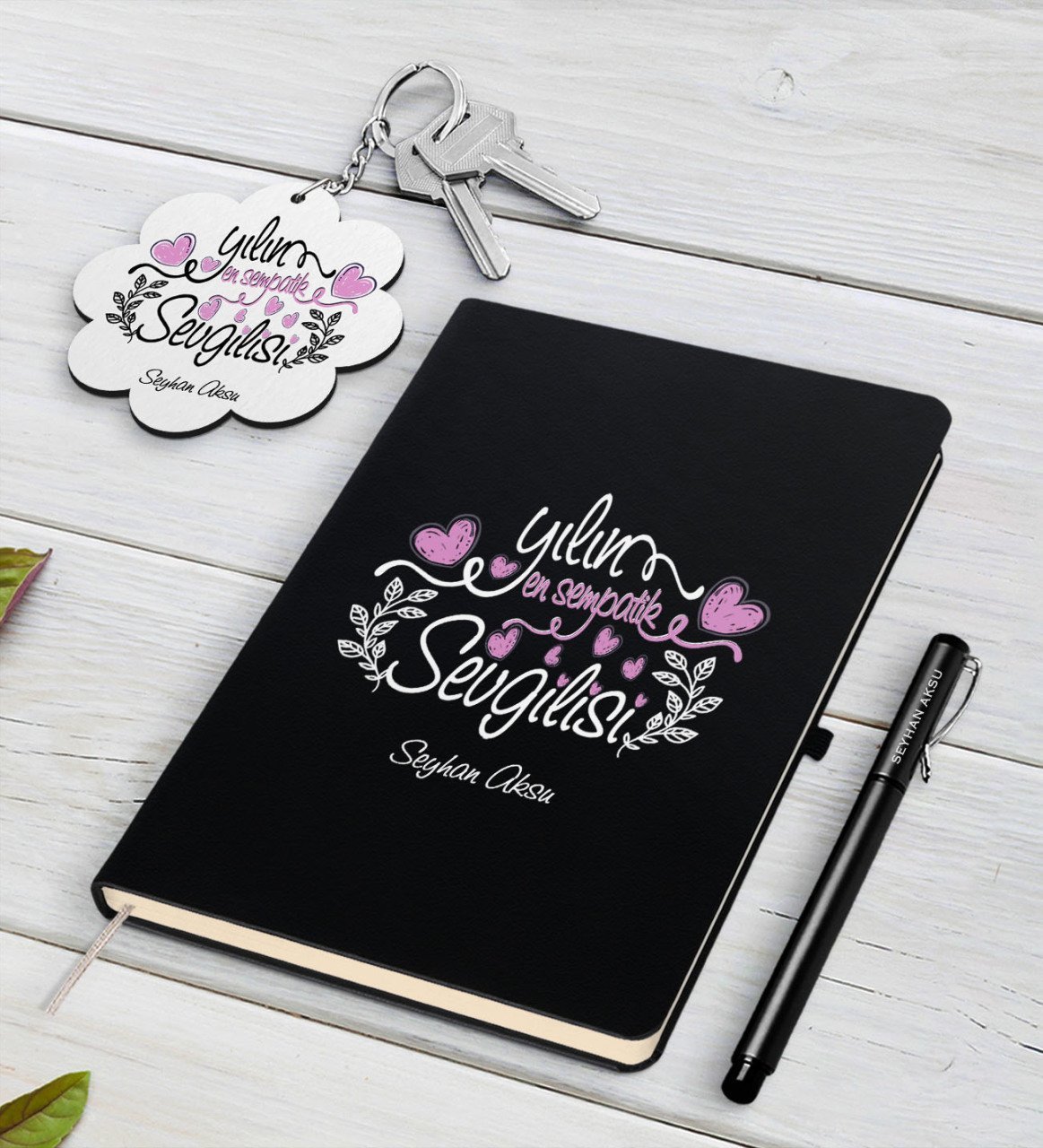 Kişiye Özel Yılın En Sempatik Sevgilisi Siyah Defter Kalem ve Anahtarlık Hediye Seti