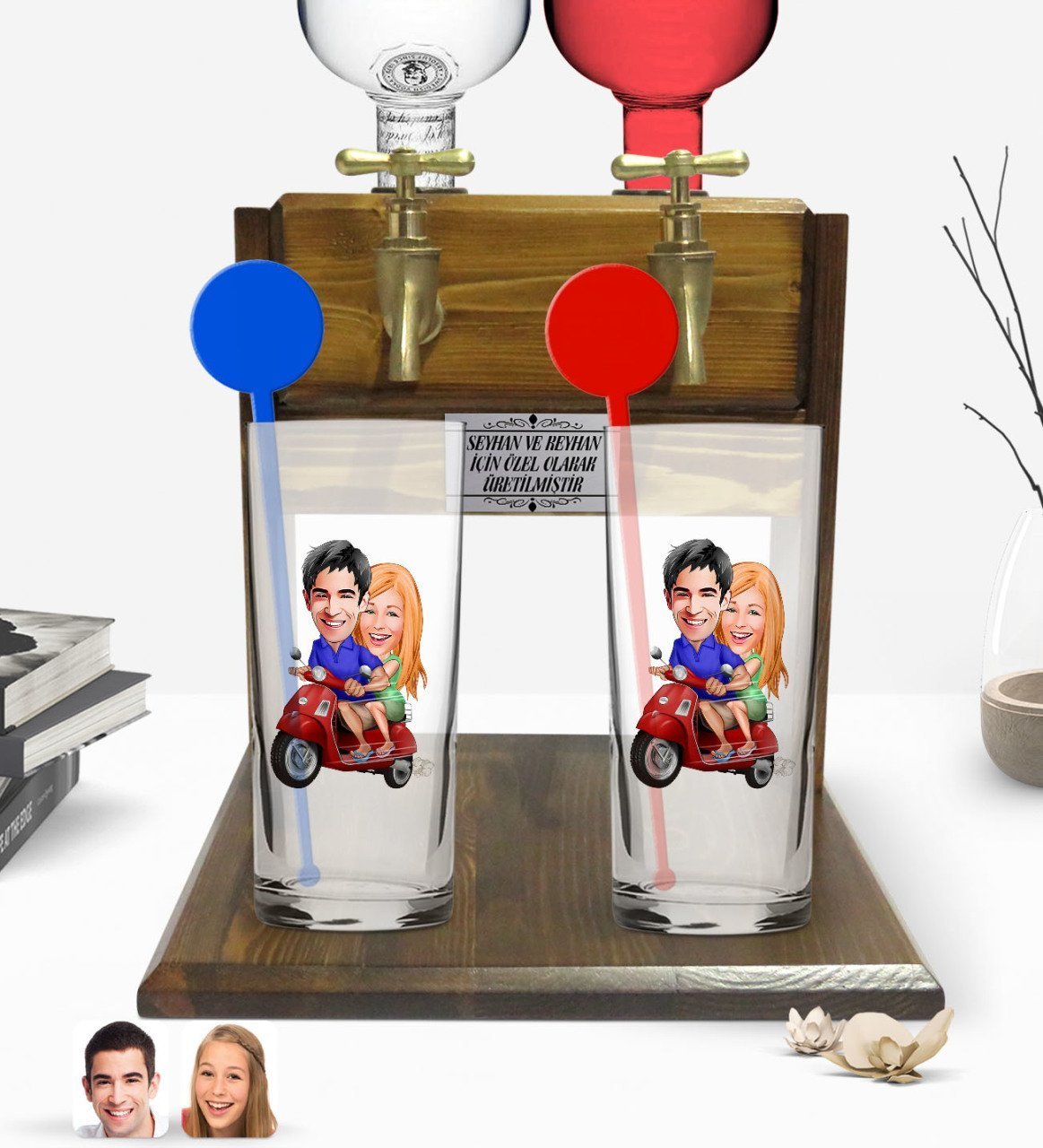 Kişiye Özel Renkli Baskılı Sevgililer Karikatürlü İkili Vodka Bardağı ve Çift Musluklu Doğal Ahşap Vodka Standı-10