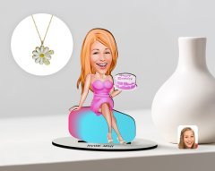 Kişiye Özel Kadın Doğum Günü Karikatürlü 3D Ahşap Biblo ve İsimli Tarihli Papatya Kolye Seti-2