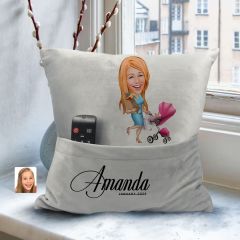 BK Gift Kişiye Özel Ev Hanımı Karikatür Tasarımlı Organizer Kumanda ve Atıştırmalık Cepli Gri Kırlent Yastık-1 Arkadaşa Hediye, Cepli Yastık