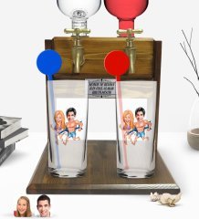 Kişiye Özel Renkli Baskılı Sevgililer Karikatürlü İkili Vodka Bardağı ve Çift Musluklu Doğal Ahşap Vodka Standı-8