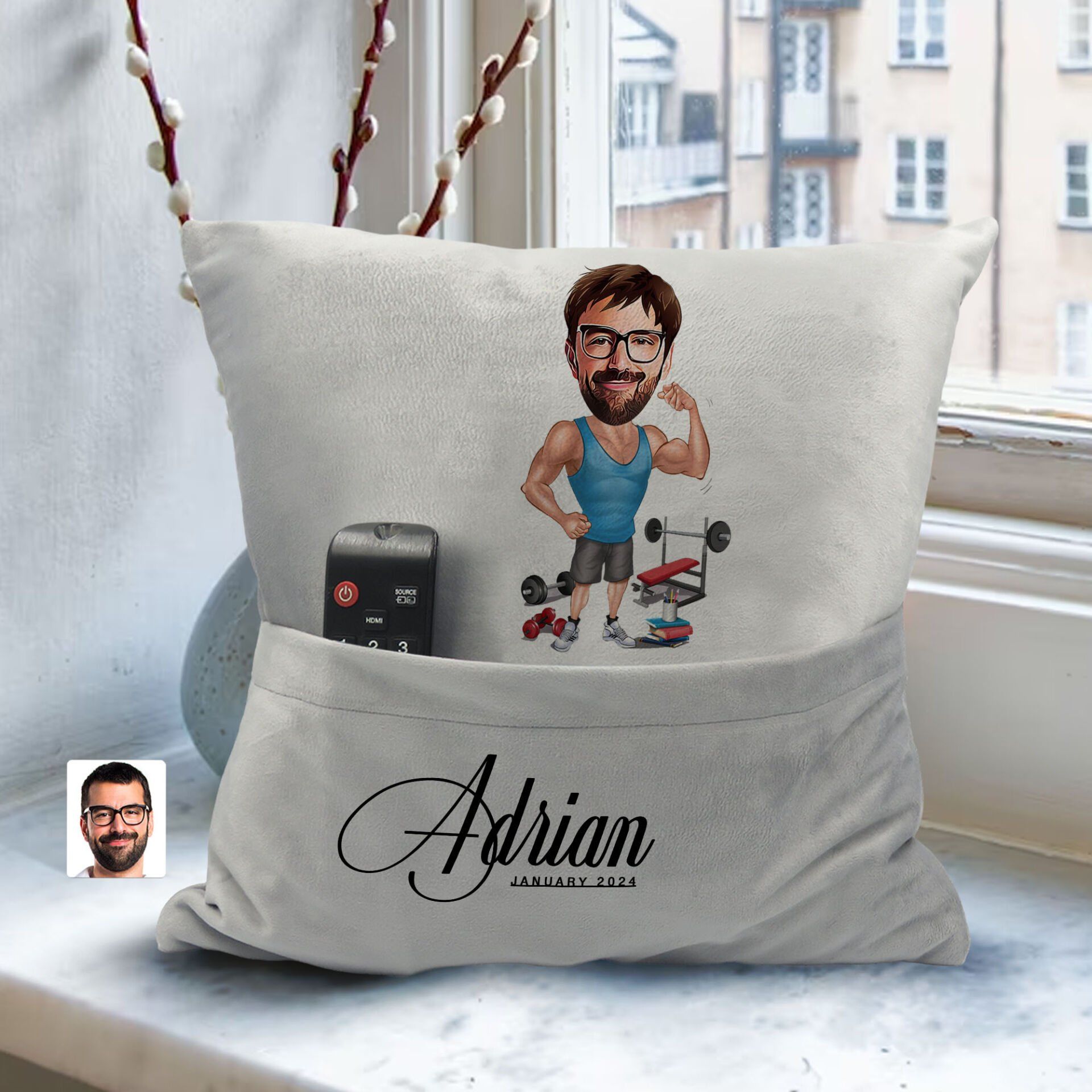 BK Gift Kişiye Özel Erkek Fitness Karikatür Tasarımlı Organizer Kumanda ve Atıştırmalık Cepli Gri Kırlent Yastık-1 Arkadaşa Hediye, Cepli Yastık