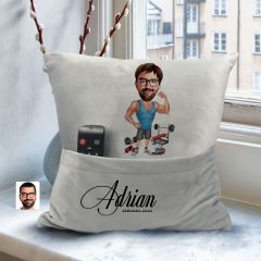 BK Gift Kişiye Özel Erkek Fitness Karikatür Tasarımlı Organizer Kumanda ve Atıştırmalık Cepli Gri Kırlent Yastık-1 Arkadaşa Hediye, Cepli Yastık