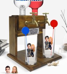 Kişiye Özel Renkli Baskılı Sevgililer Karikatürlü İkili Vodka Bardağı ve Çift Musluklu Doğal Ahşap Vodka Standı-7