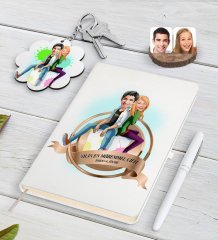 Kişiye Özel Yılın En Mükemmel Çifti Karikatürlü Beyaz Defter Kalem ve Anahtarlık Hediye Seti-35