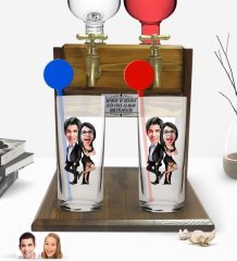 Kişiye Özel Renkli Baskılı Sevgililer Karikatürlü İkili Vodka Bardağı ve Çift Musluklu Doğal Ahşap Vodka Standı-6