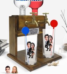 Kişiye Özel Renkli Baskılı Sevgililer Karikatürlü İkili Vodka Bardağı ve Çift Musluklu Doğal Ahşap Vodka Standı-6