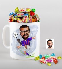 Kişiye Özel Bordo Mavi Futbolcu Karikatürlü Kupa ve Haribo Fruitbons Şeker Hediye Seti