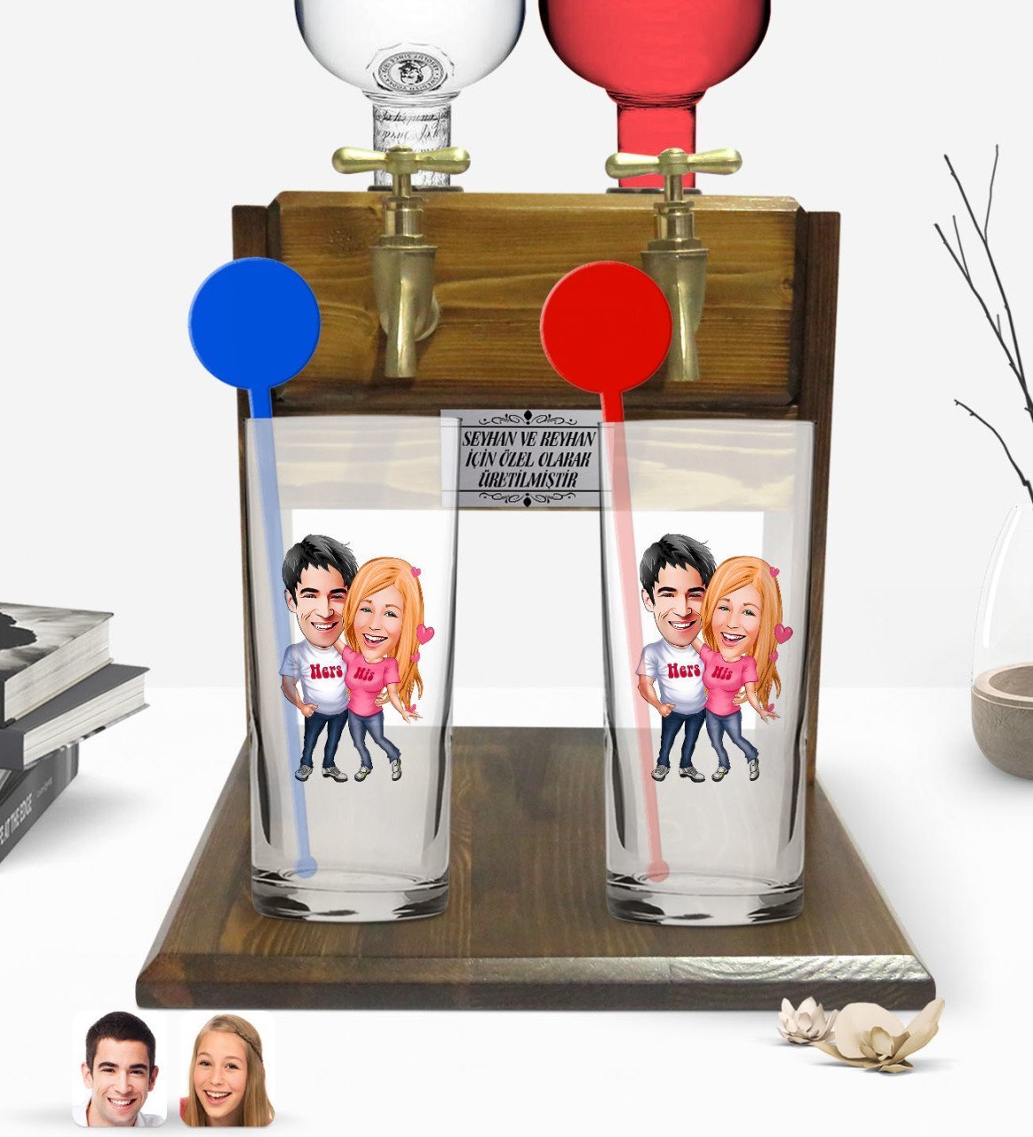 Kişiye Özel Renkli Baskılı Sevgililer Karikatürlü İkili Vodka Bardağı ve Çift Musluklu Doğal Ahşap Vodka Standı-5