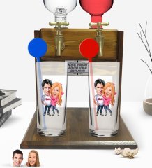 Kişiye Özel Renkli Baskılı Sevgililer Karikatürlü İkili Vodka Bardağı ve Çift Musluklu Doğal Ahşap Vodka Standı-5