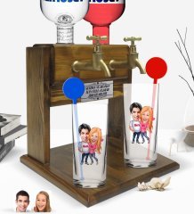 Kişiye Özel Renkli Baskılı Sevgililer Karikatürlü İkili Vodka Bardağı ve Çift Musluklu Doğal Ahşap Vodka Standı-5