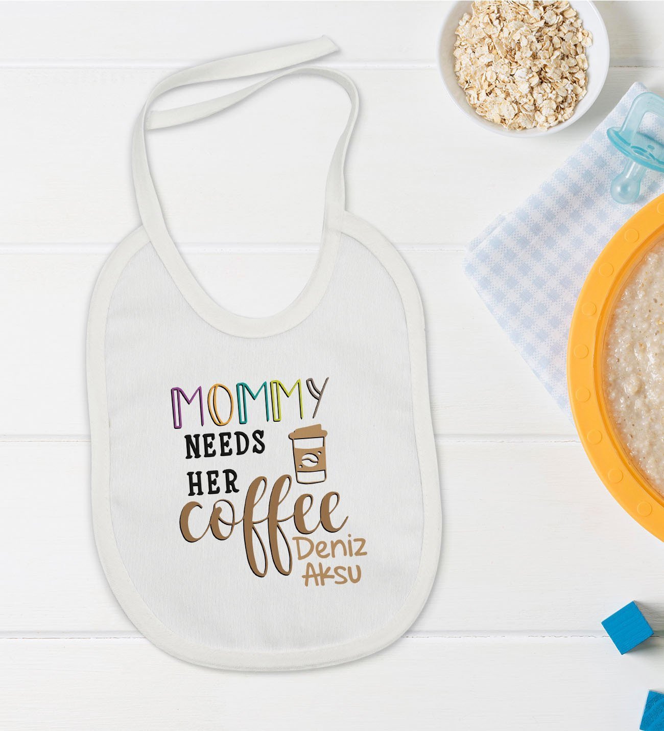 BK Kids Kişiye Özel Mommy Needs Her Coffee Tasarımlı Bebek Mama Önlüğü - Model 1