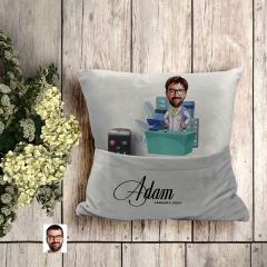 BK Gift Kişiye Özel Eczacı Karikatür Tasarımlı Organizer Kumanda ve Atıştırmalık Cepli Gri Kırlent Yastık-4 Arkadaşa Hediye, Cepli Yastık
