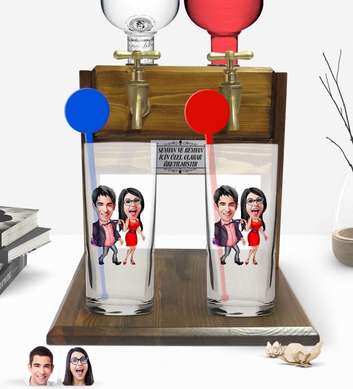 Kişiye Özel Renkli Baskılı Sevgililer Karikatürlü İkili Vodka Bardağı ve Çift Musluklu Doğal Ahşap Vodka Standı-4
