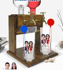 Kişiye Özel Renkli Baskılı Sevgililer Karikatürlü İkili Vodka Bardağı ve Çift Musluklu Doğal Ahşap Vodka Standı-4